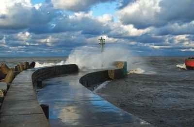 Ustka falochron - sztorm - fot. Hubert Bierndgarski