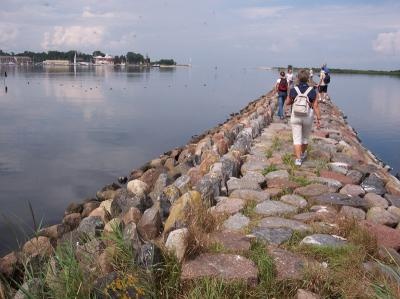 Grobla wzd�u� �mia�ej Wis�y - fot. J. Dziurkowski
