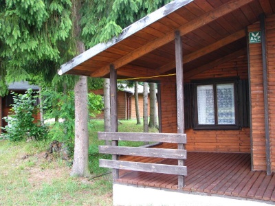 Domki dysponuj� werandami