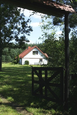 Domek w lesie z kominkiem